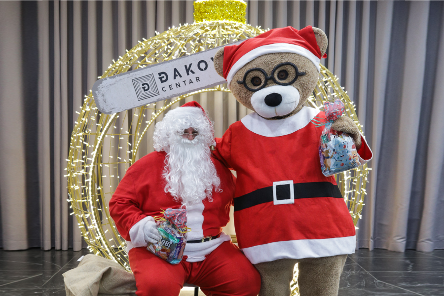 Djed Božićnjak i Medo_Foto_Đakovo Centar